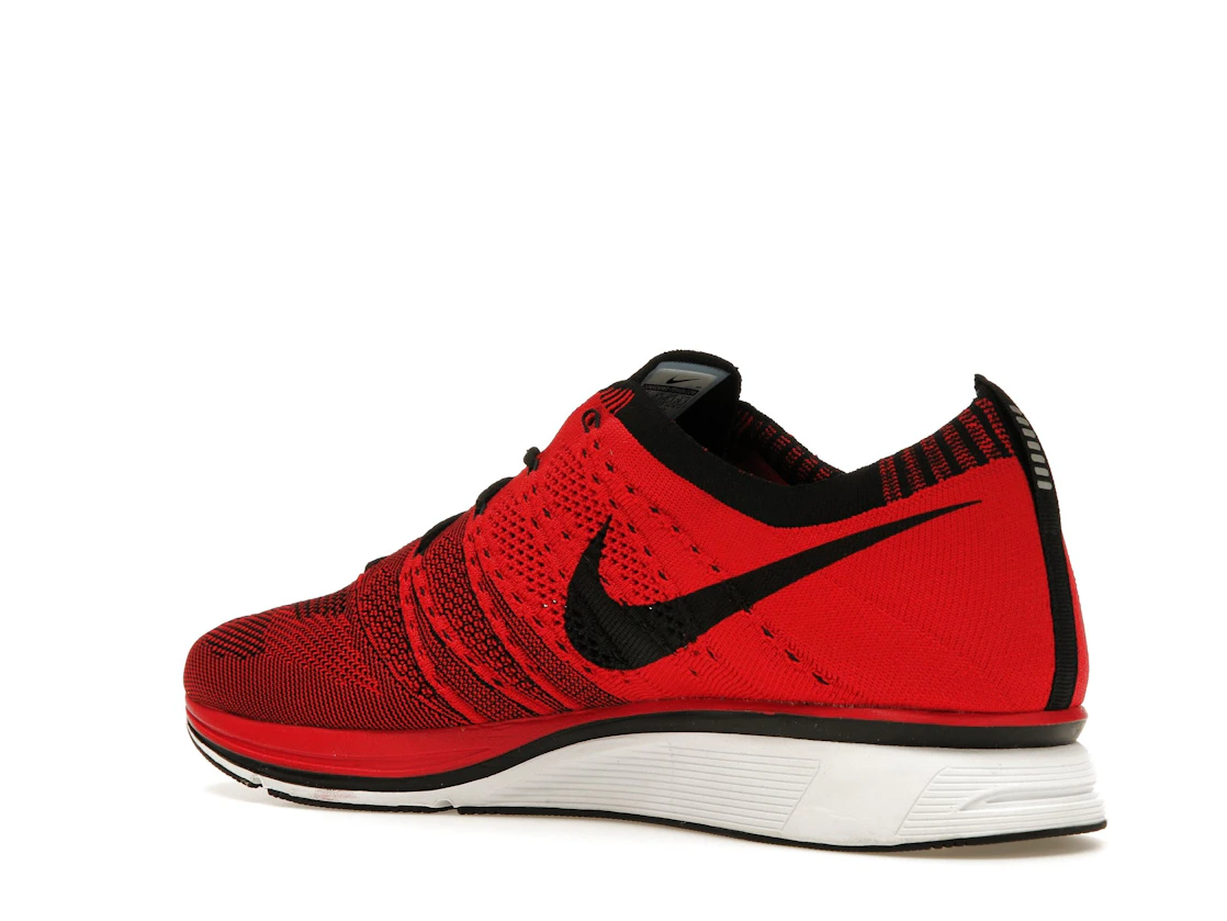 Vue 23 de Nike Flyknit Trainer+ University Red White