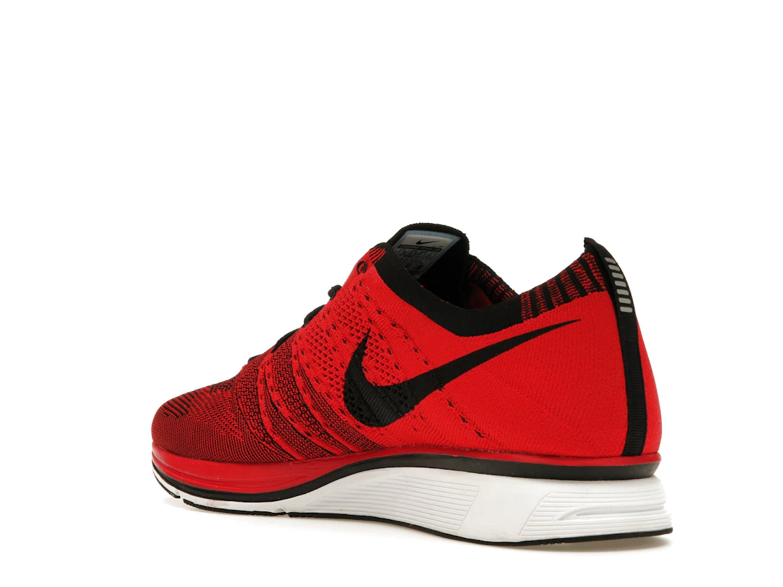 Vue 24 de Nike Flyknit Trainer+ University Red White