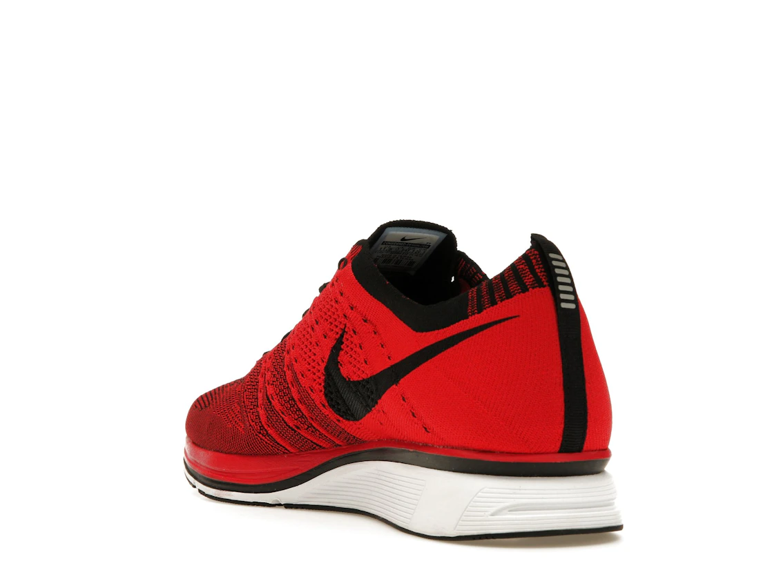 Vue 25 de Nike Flyknit Trainer+ University Red White