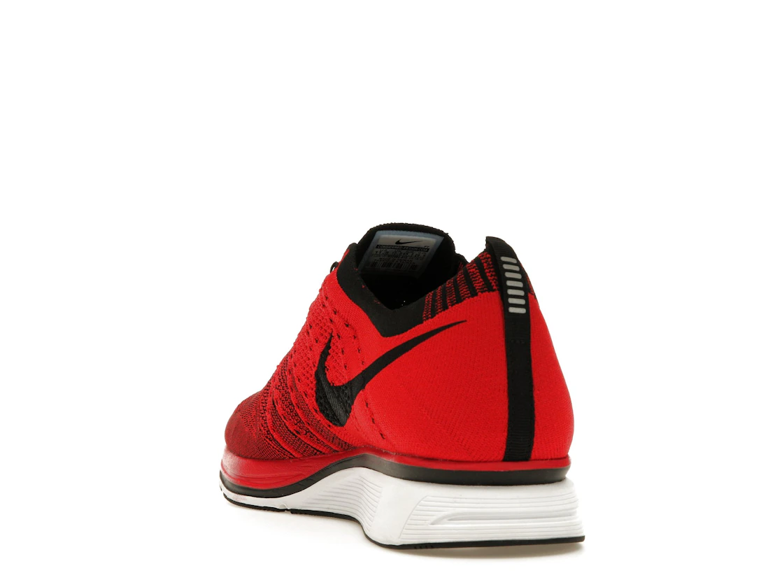 Vue 26 de Nike Flyknit Trainer+ University Red White