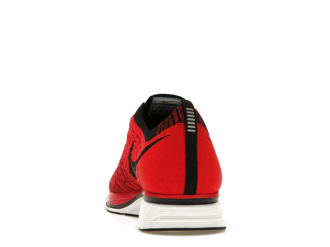 Vue 27 de Nike Flyknit Trainer+ University Red White