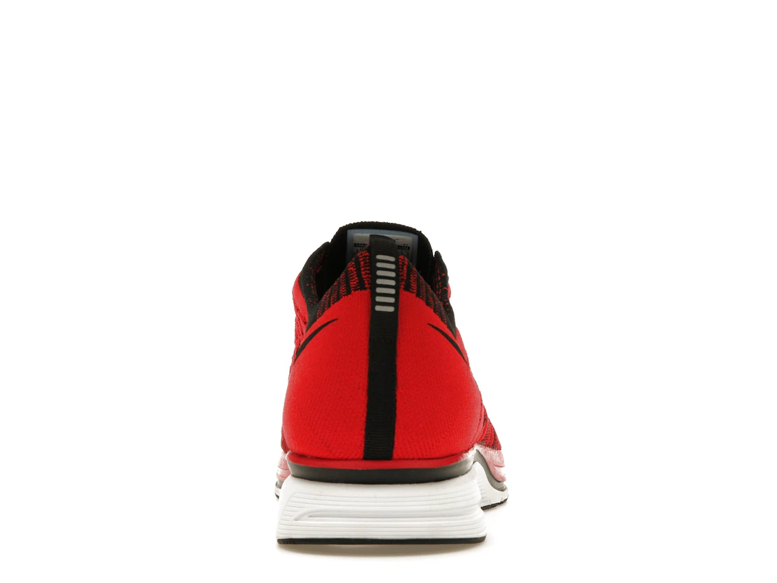 Vue 28 de Nike Flyknit Trainer+ University Red White