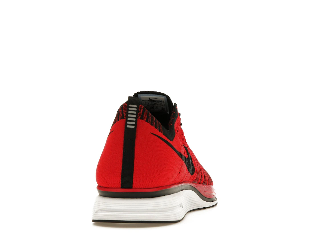Vue 29 de Nike Flyknit Trainer+ University Red White