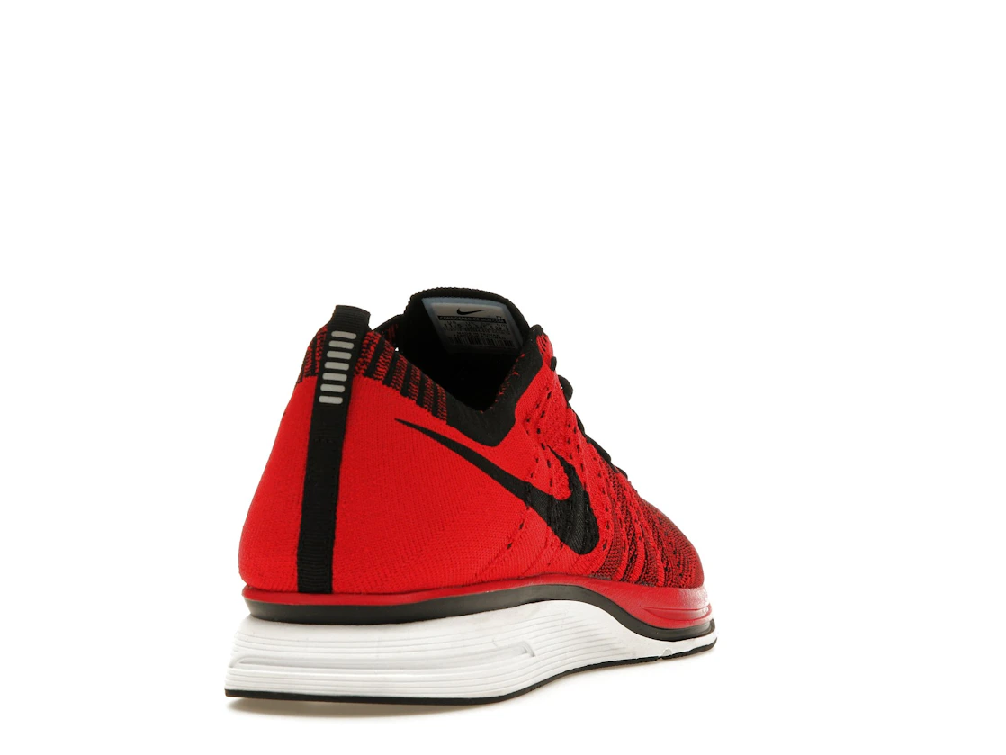 Vue 30 de Nike Flyknit Trainer+ University Red White