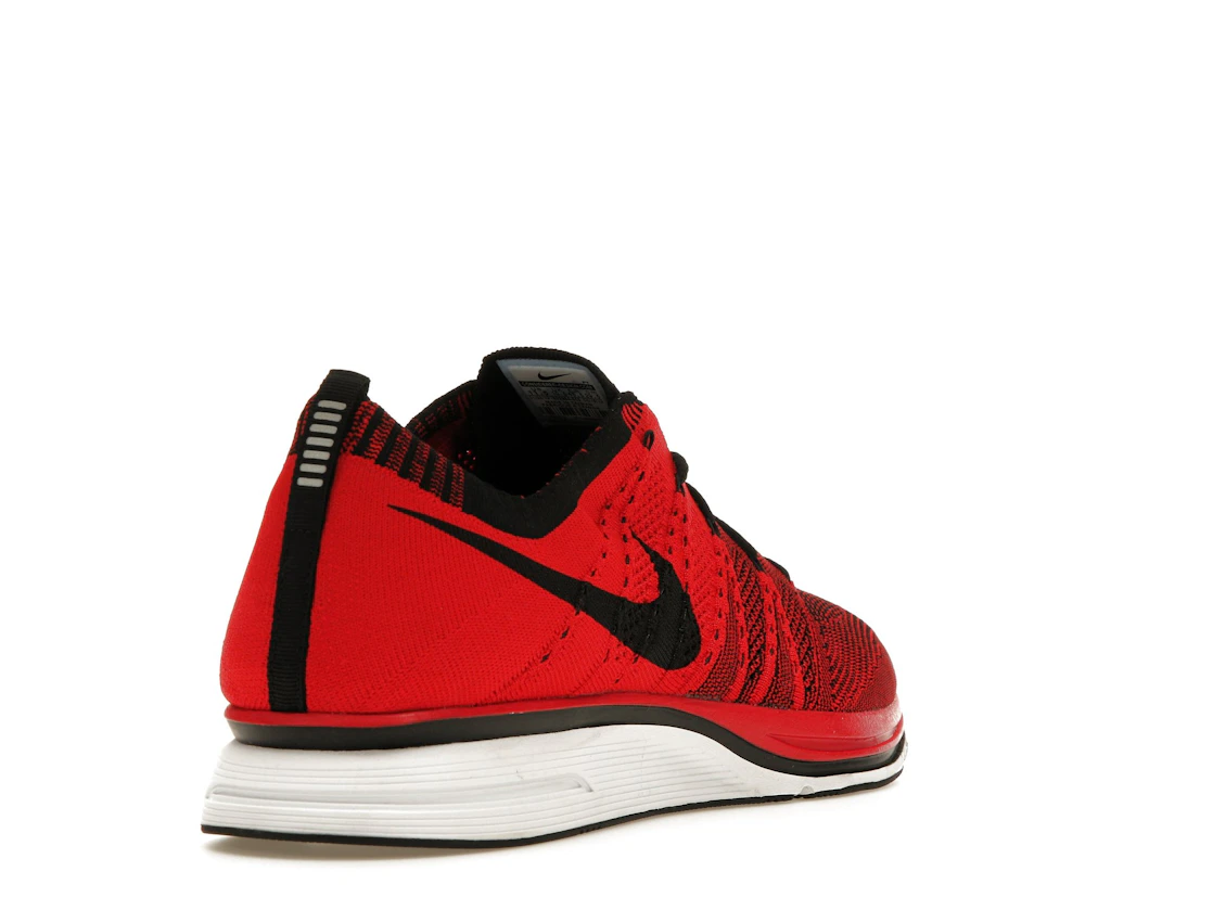 Vue 31 de Nike Flyknit Trainer+ University Red White