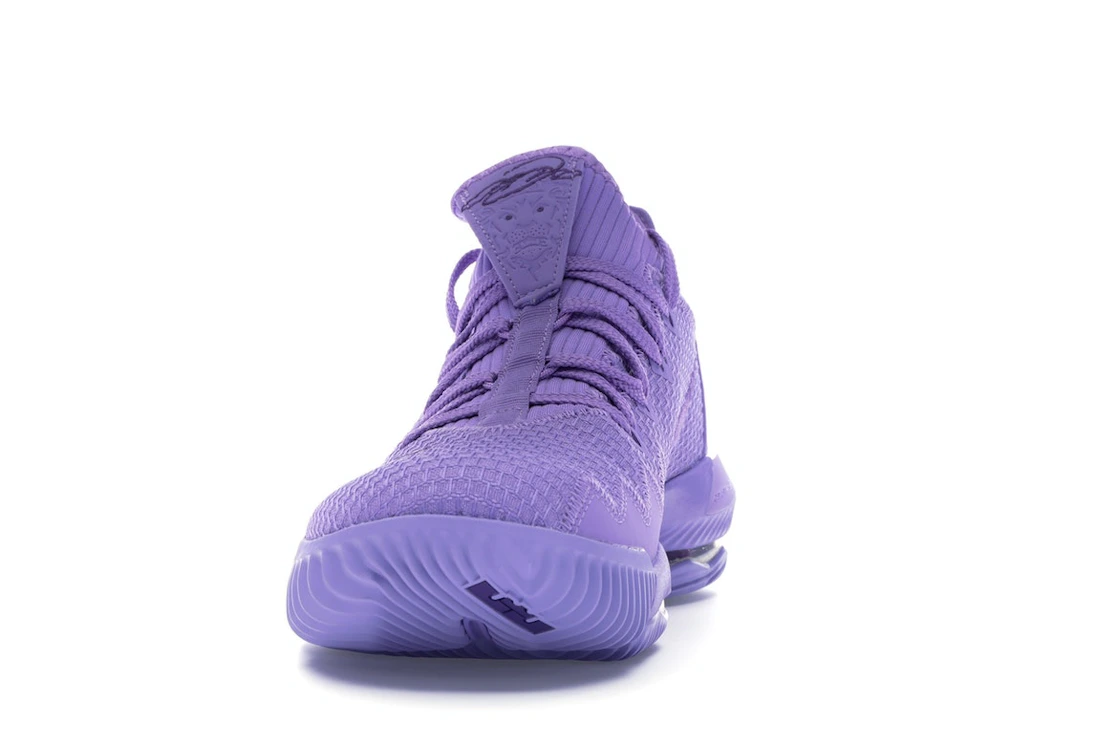 Vue 11 de Nike LeBron 16 Low Atomic Violet