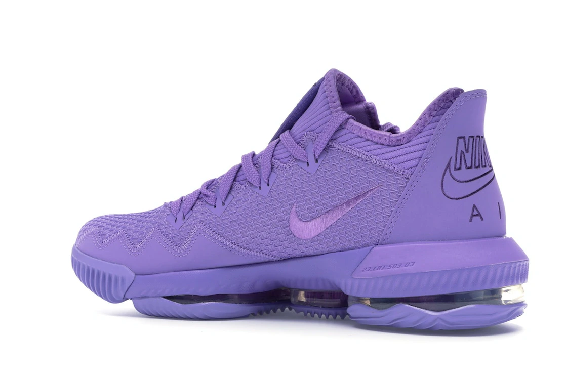 Vue 22 de Nike LeBron 16 Low Atomic Violet
