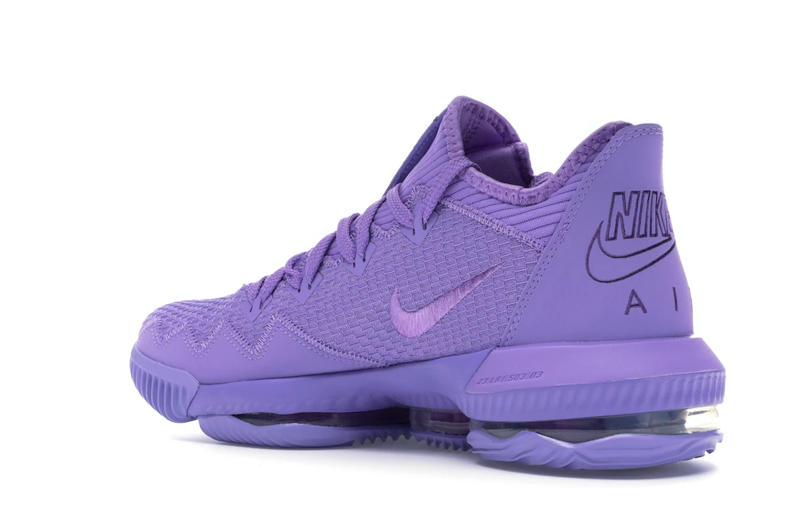 Vue 23 de Nike LeBron 16 Low Atomic Violet