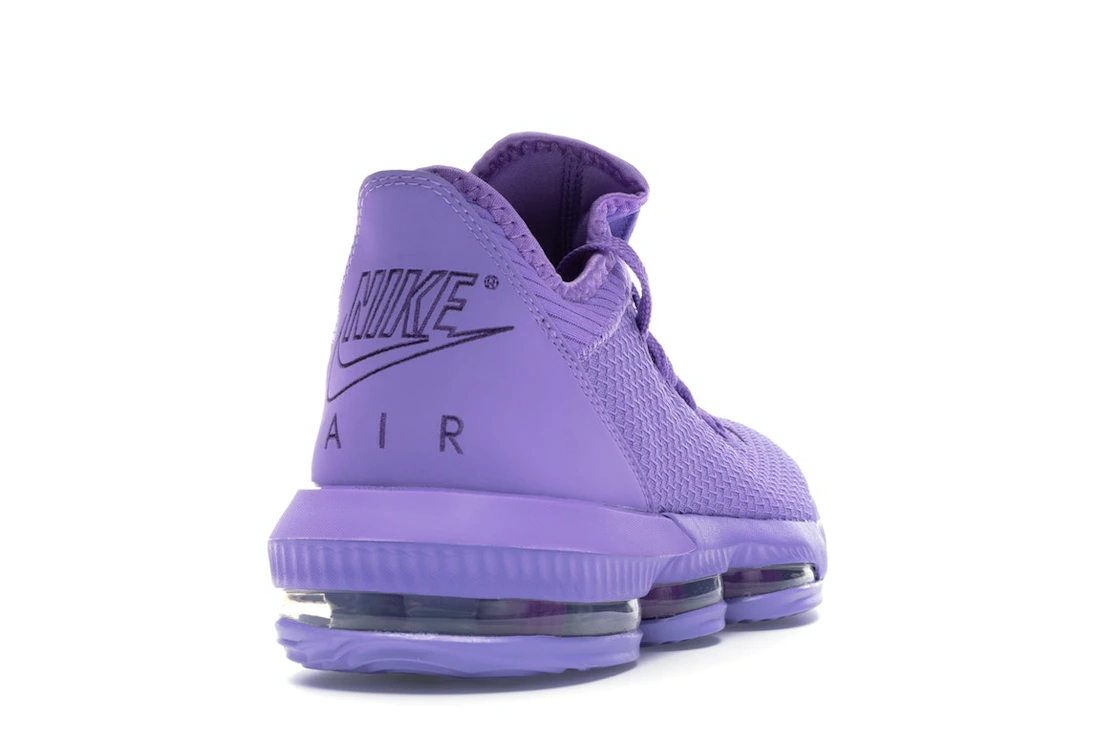 Vue 30 de Nike LeBron 16 Low Atomic Violet