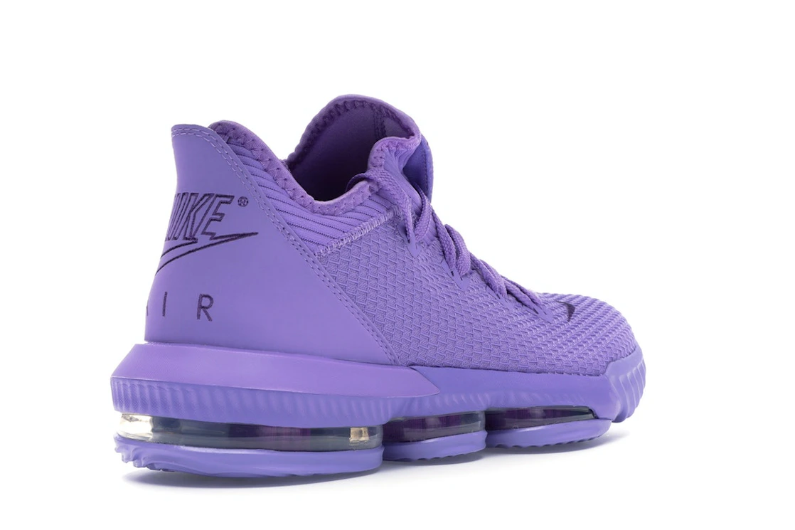 Vue 32 de Nike LeBron 16 Low Atomic Violet