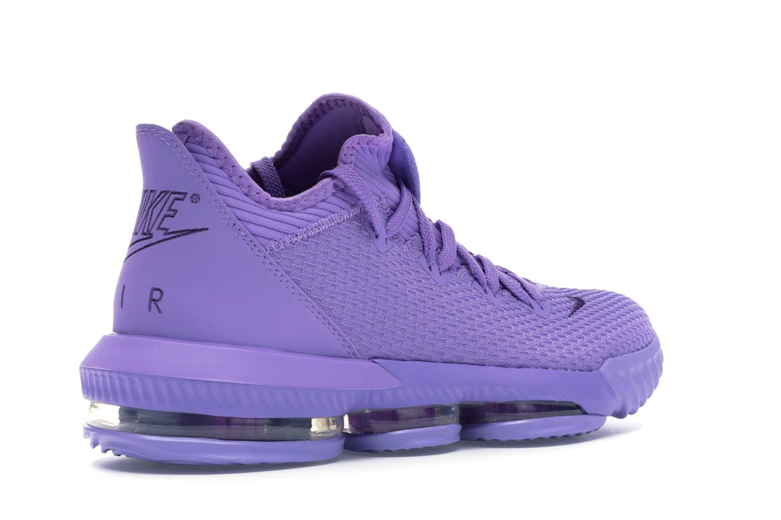 Vue 33 de Nike LeBron 16 Low Atomic Violet