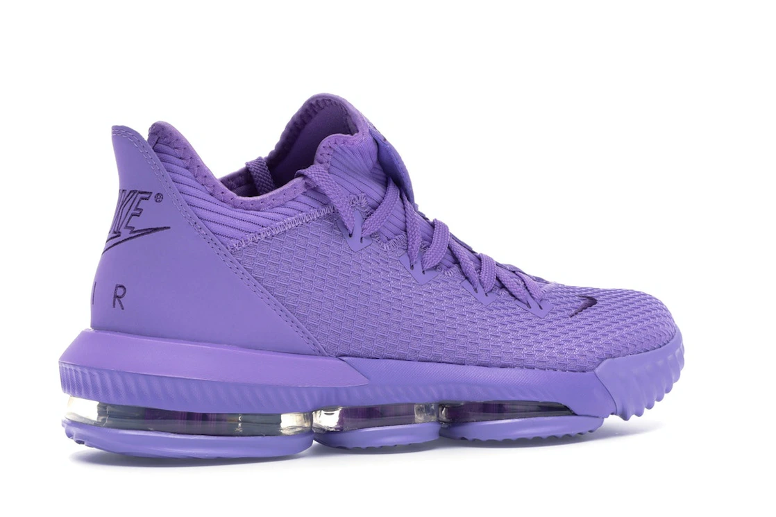 Vue 34 de Nike LeBron 16 Low Atomic Violet