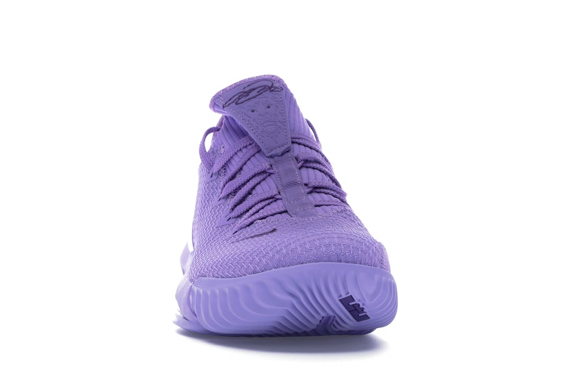 Vue 9 de Nike LeBron 16 Low Atomic Violet