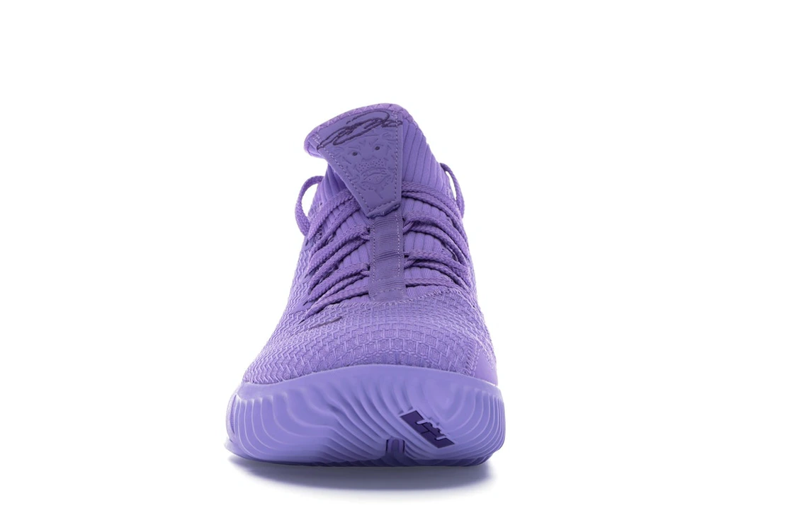 Vue 10 de Nike LeBron 16 Low Atomic Violet