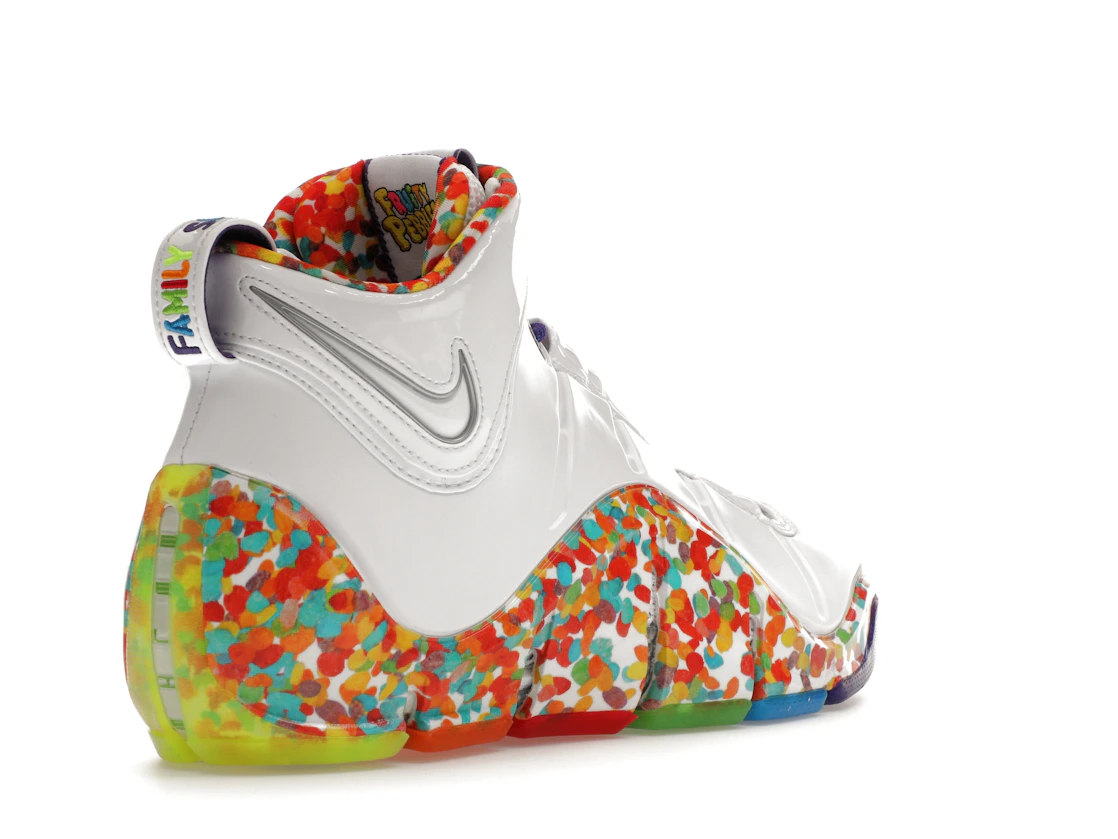 Vue 32 de Nike LeBron 4 Fruity Pebbles (2024)
