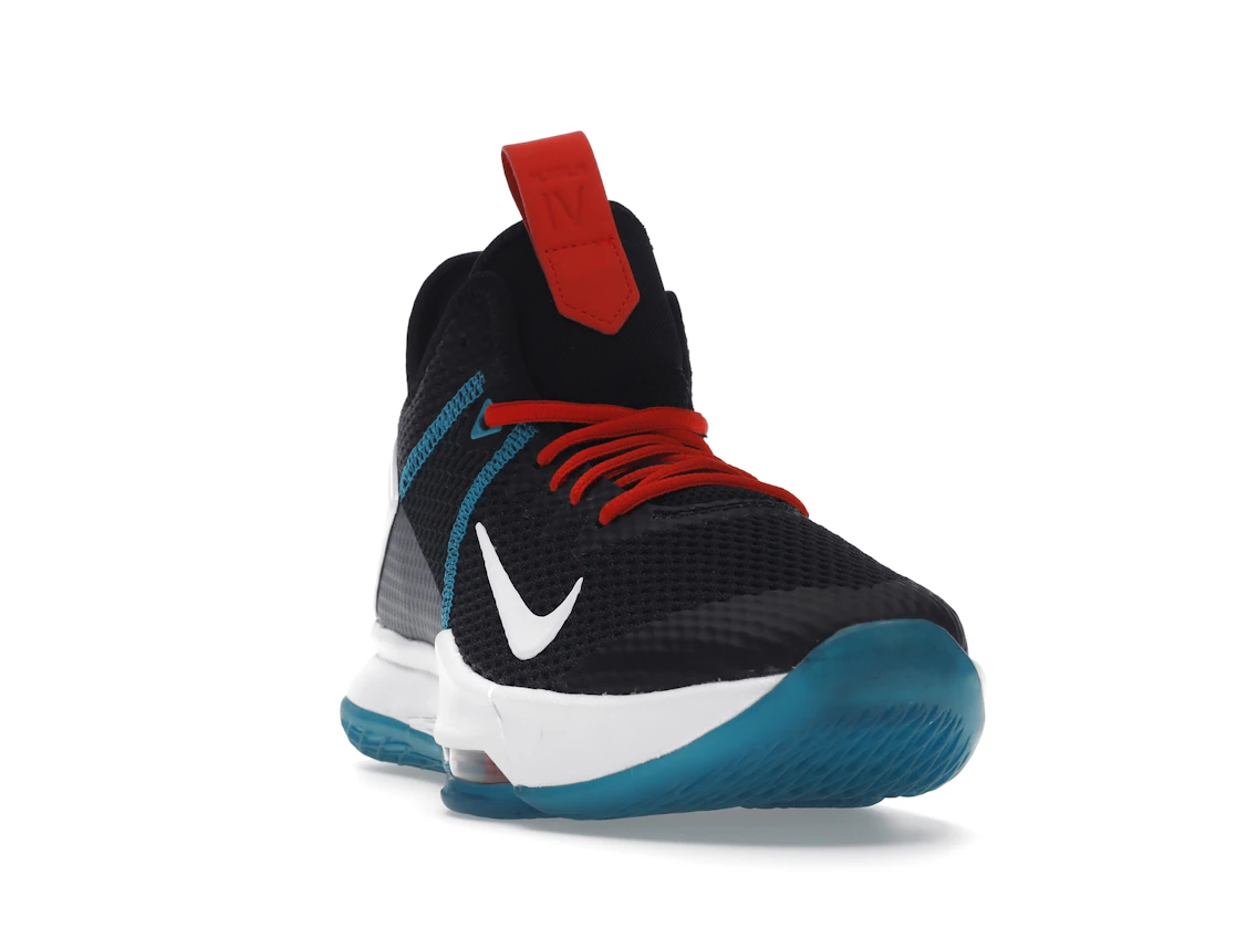 Vue 8 de Nike LeBron Witness 4 Red Carpet