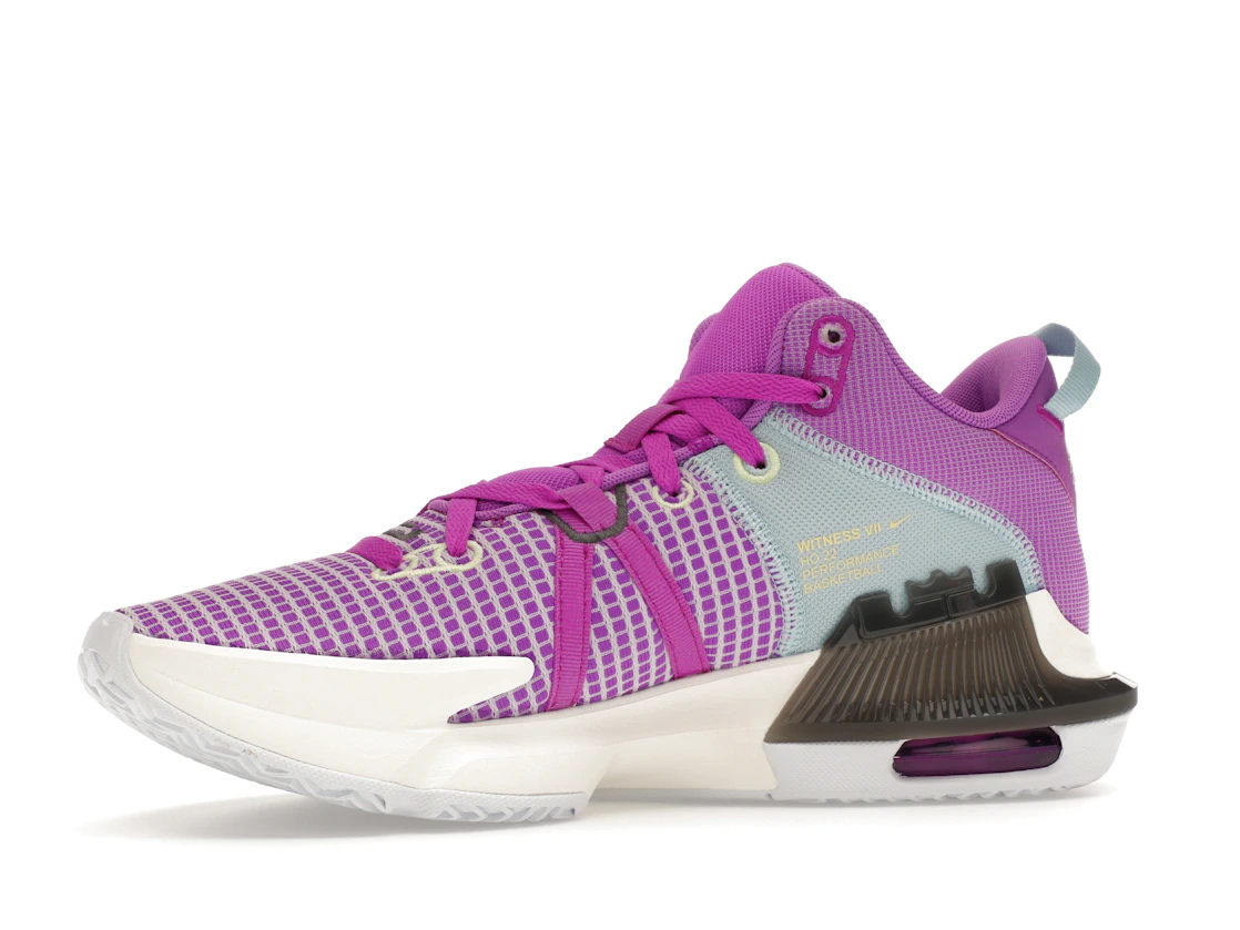 Vue 17 de Nike LeBron Witness 7 Fuchsia Dream