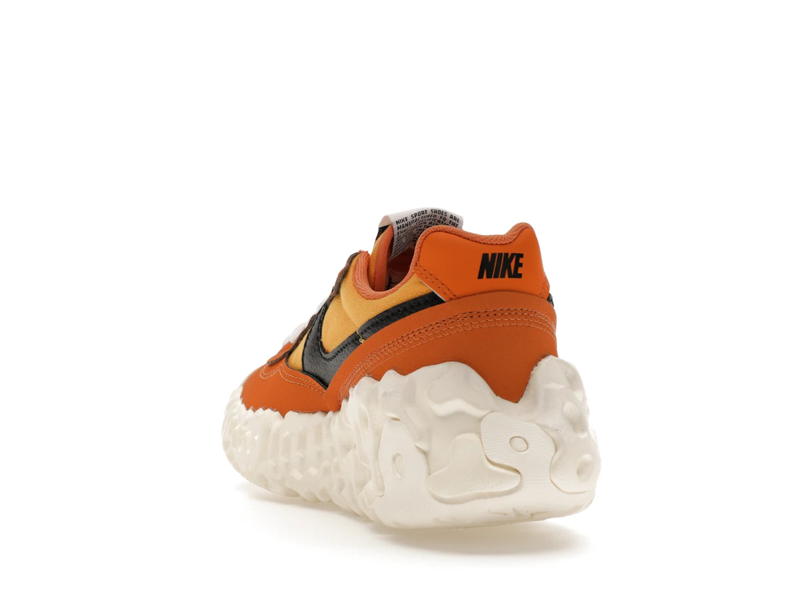 Vue 26 de Nike Overbreak SP Hot Curry