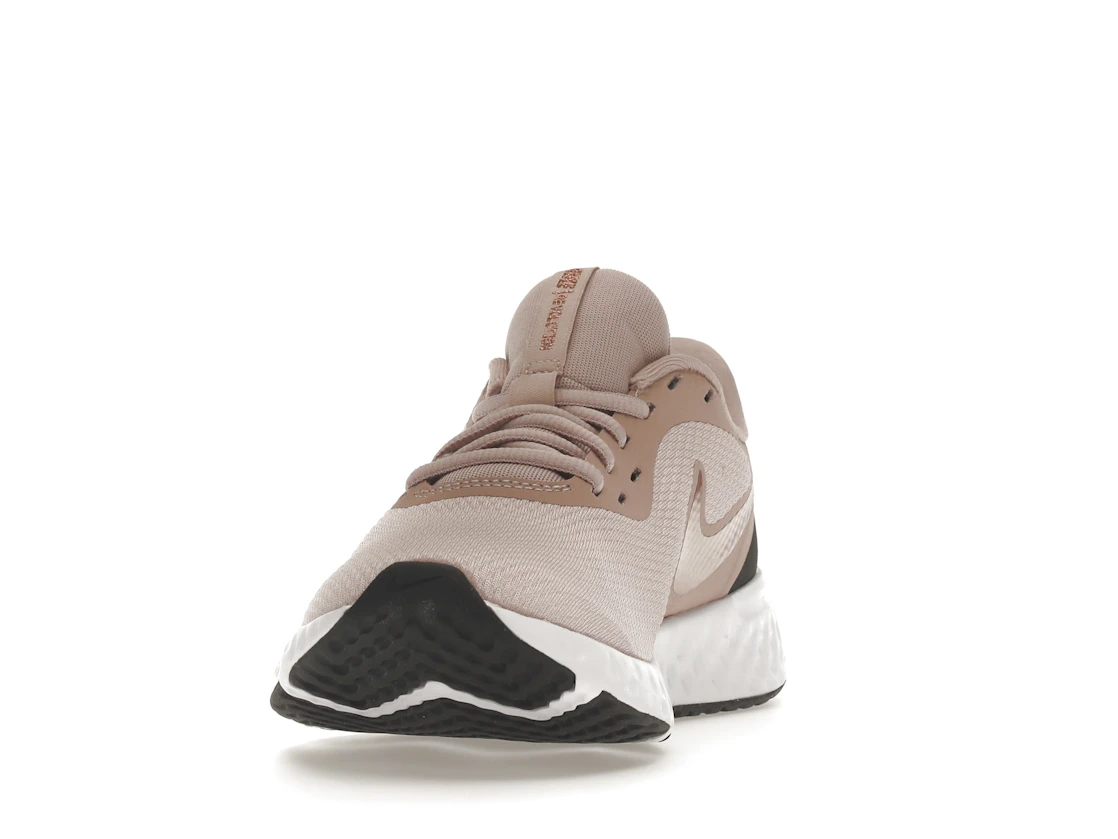 Vue 12 de Nike Revolution 5 Barely Rose 