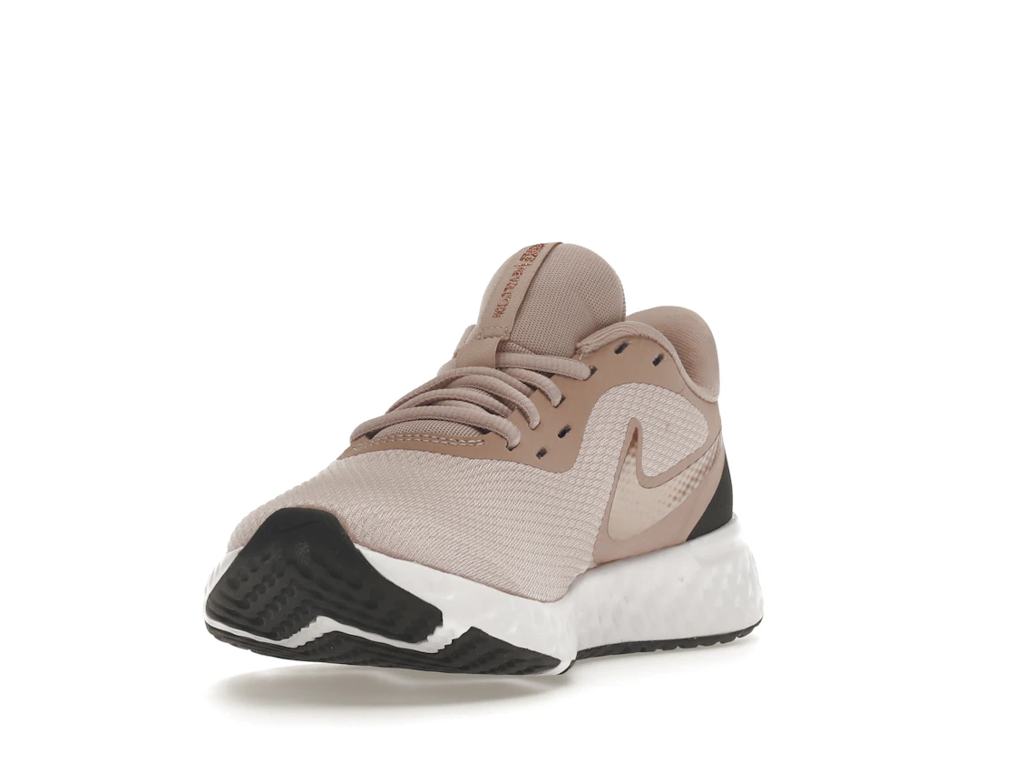 Vue 13 de Nike Revolution 5 Barely Rose 