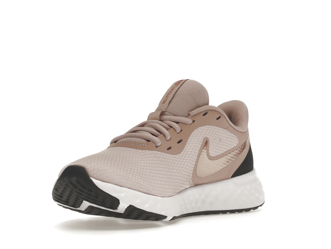 Vue 14 de Nike Revolution 5 Barely Rose 