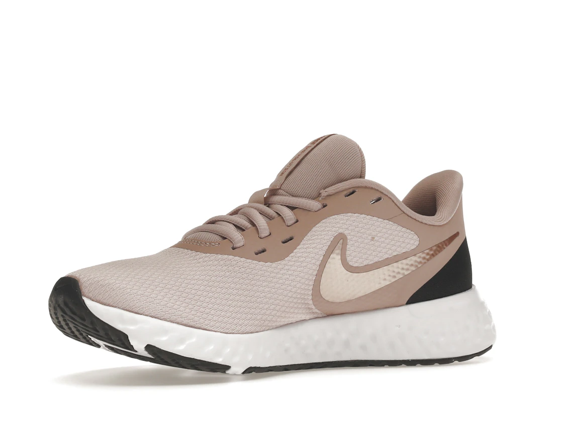 Vue 16 de Nike Revolution 5 Barely Rose 