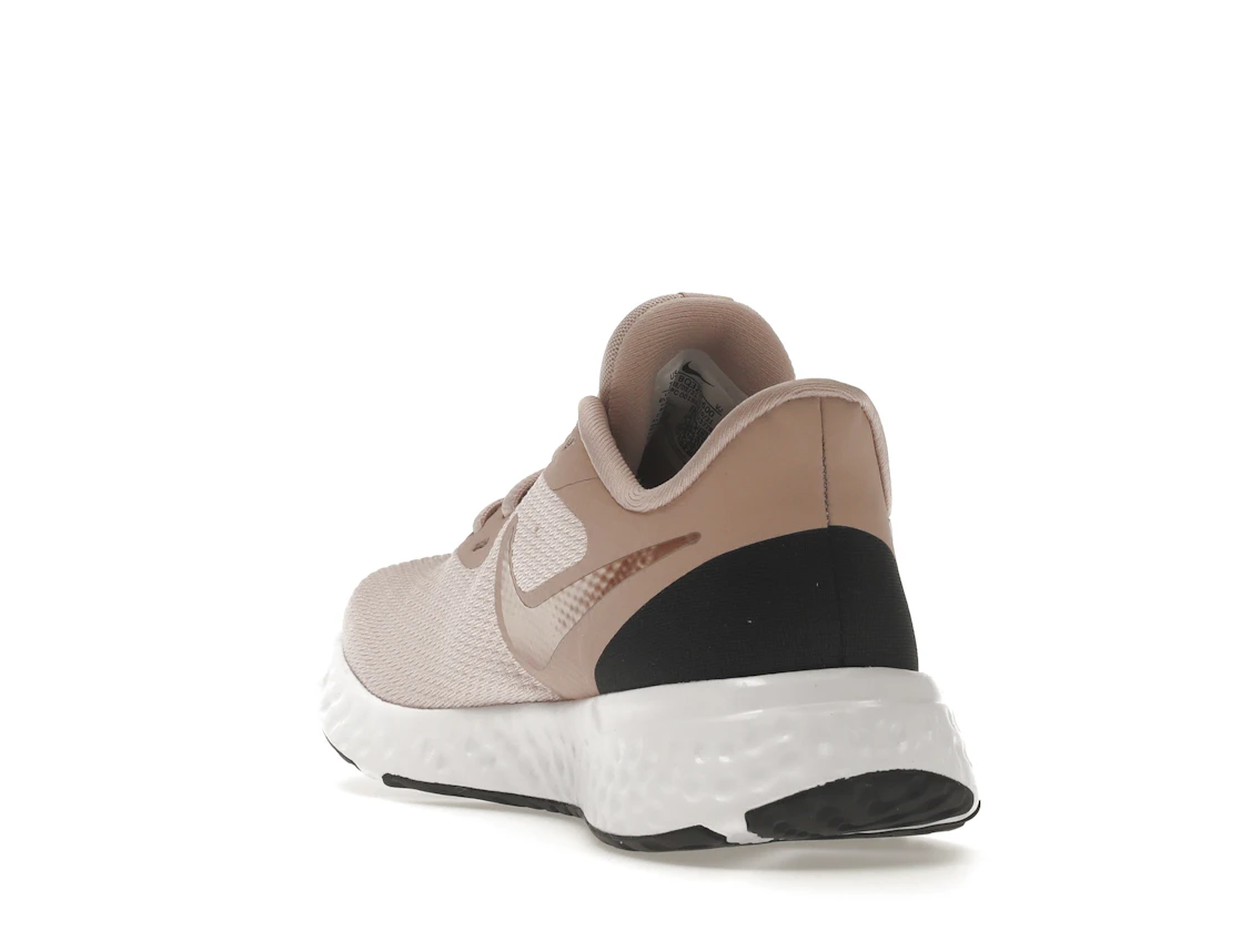 Vue 26 de Nike Revolution 5 Barely Rose 