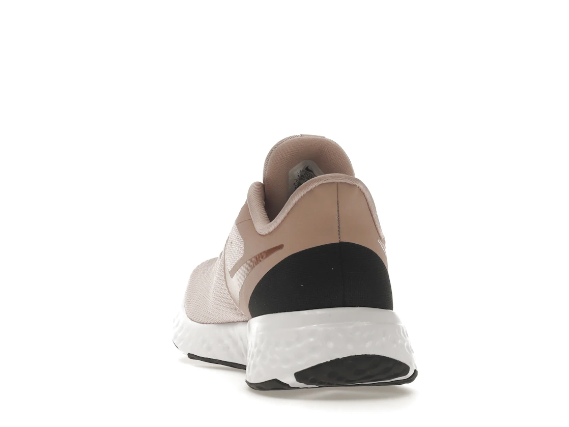 Vue 27 de Nike Revolution 5 Barely Rose 