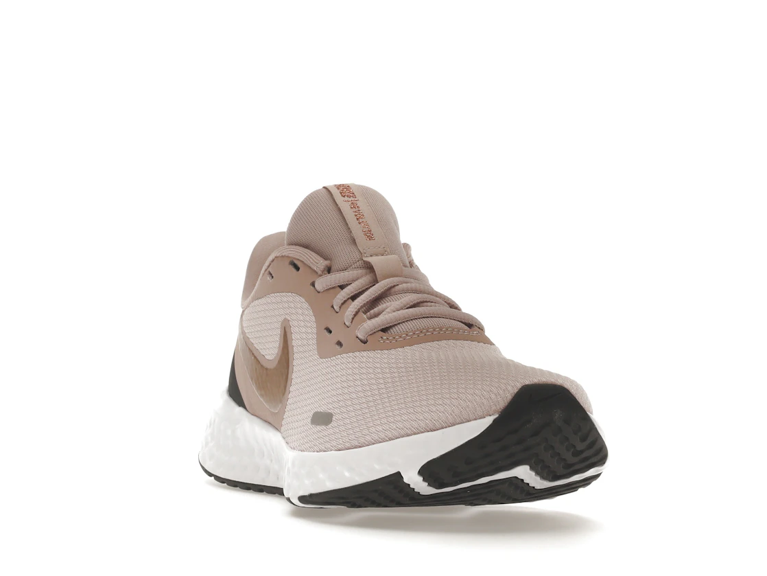 Vue 8 de Nike Revolution 5 Barely Rose 