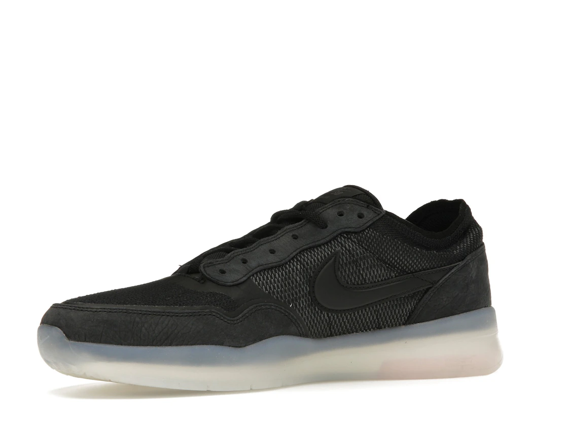 Vue 16 de Nike SB PS8 Black Clear