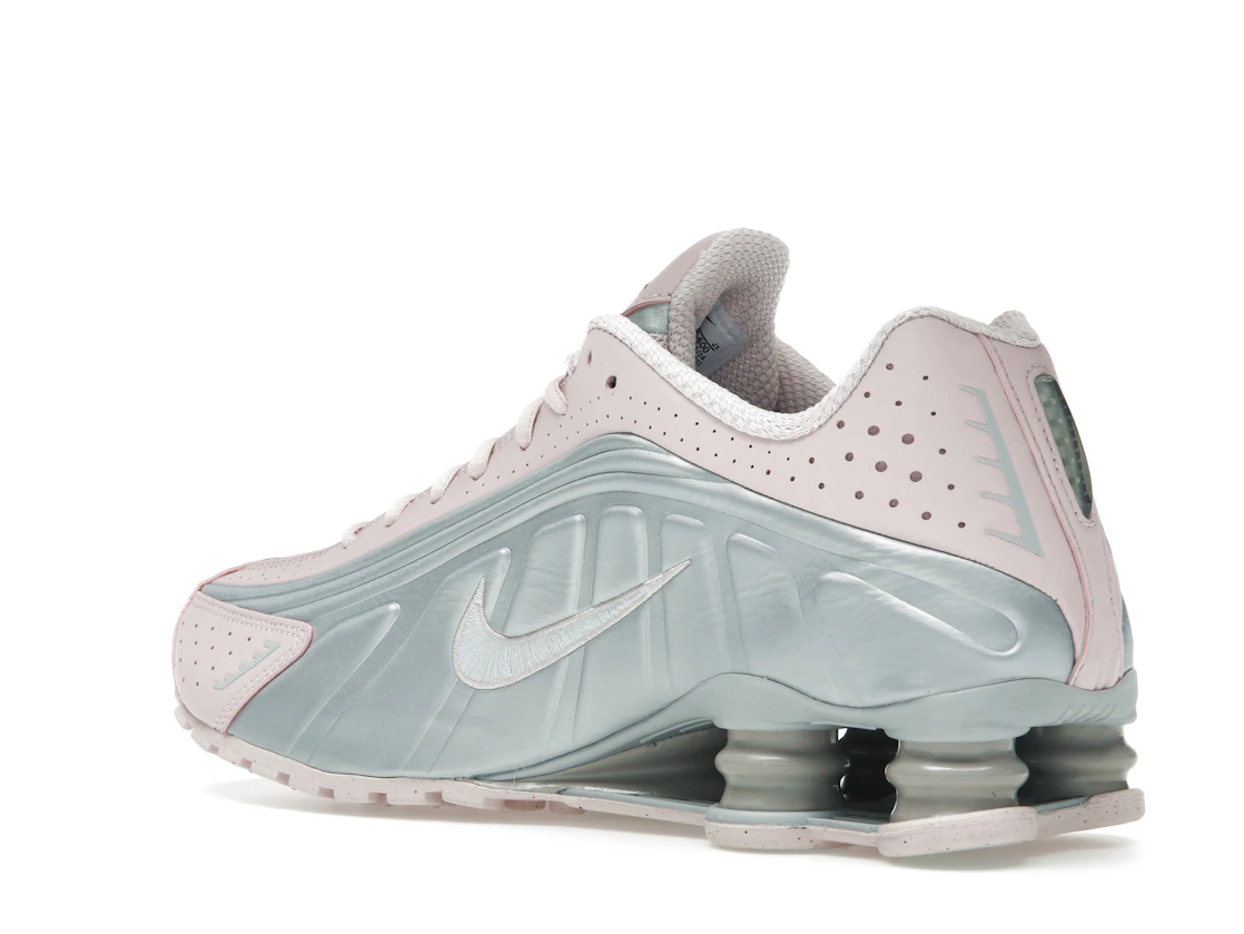 Vue 23 de Nike Shox R4 Barely Rose Metallic Platinum 