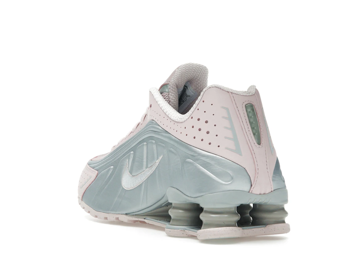Vue 25 de Nike Shox R4 Barely Rose Metallic Platinum 