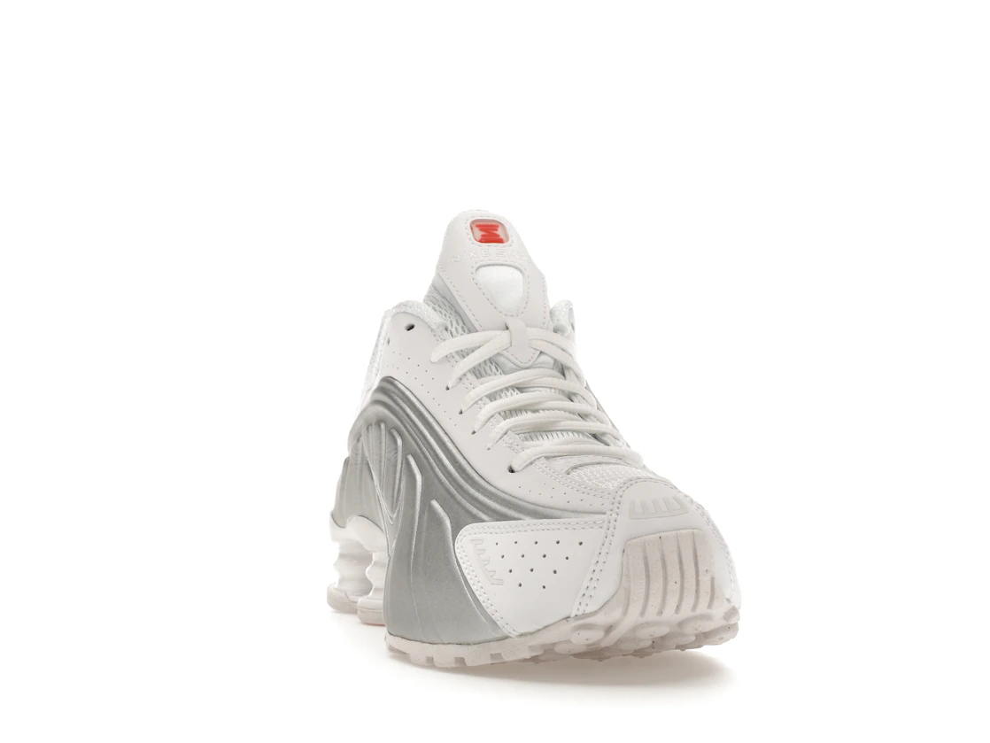 Vue 8 de Nike Shox R4 White Metallic Silver 