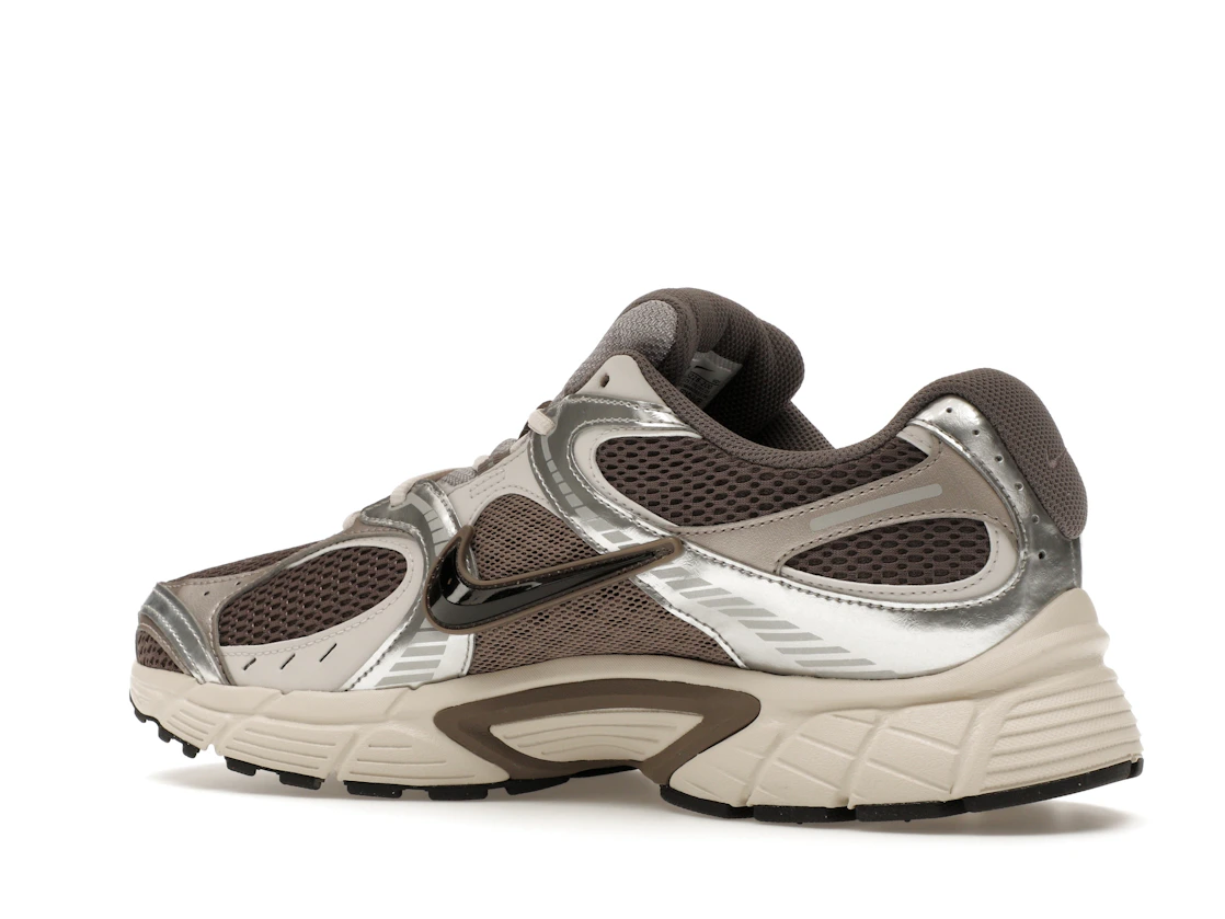 Vue 22 de Nike V5 RNR Cave Stone Black