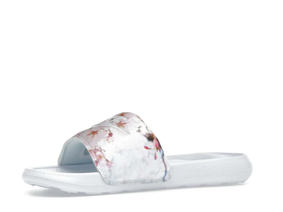 Vue 16 de Nike Victori One Slide White 