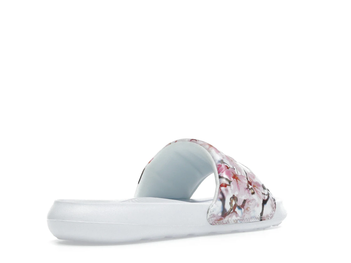 Vue 32 de Nike Victori One Slide White 