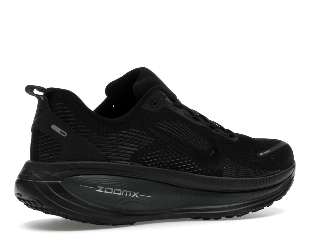 Vue 34 de Nike Vomero 18 Black Dark Smoke Grey Light Smoke Grey