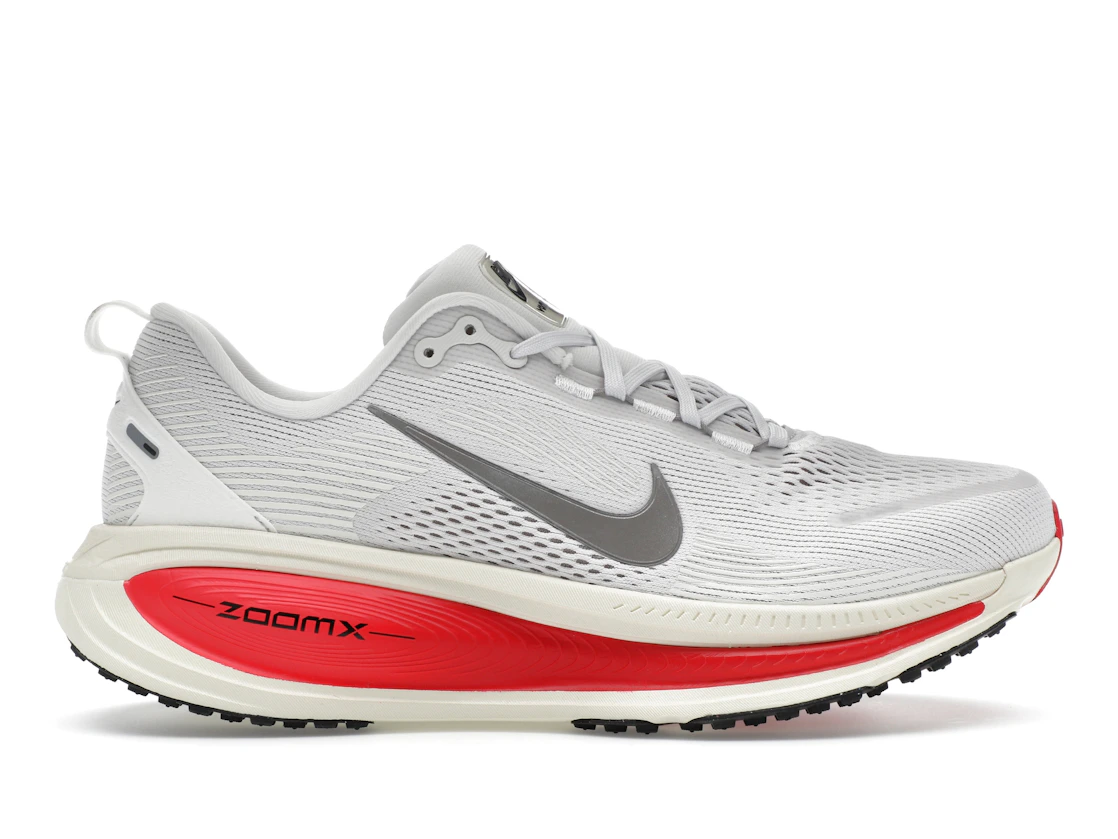 Vue 1 de Nike Vomero 18 Platinum Tint Siren Red Light Smoke Grey Metallic Pewter