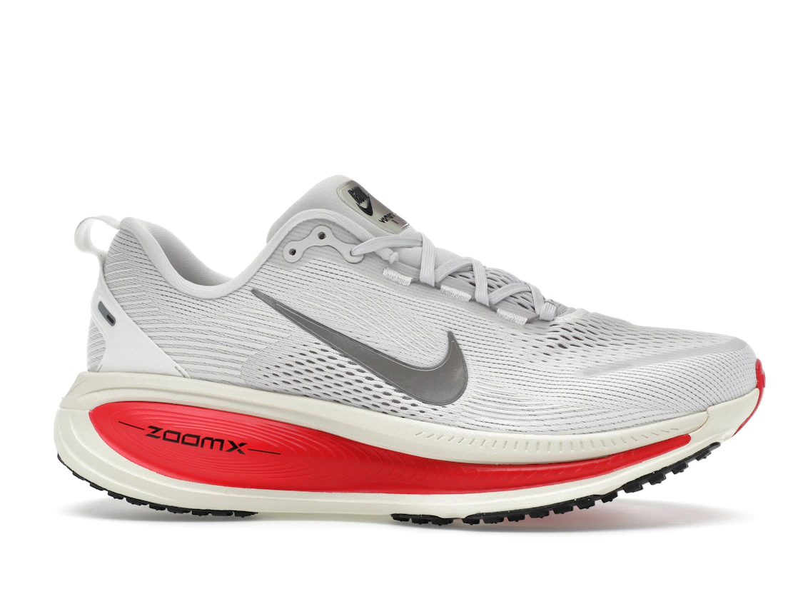 Vue 2 de Nike Vomero 18 Platinum Tint Siren Red Light Smoke Grey Metallic Pewter