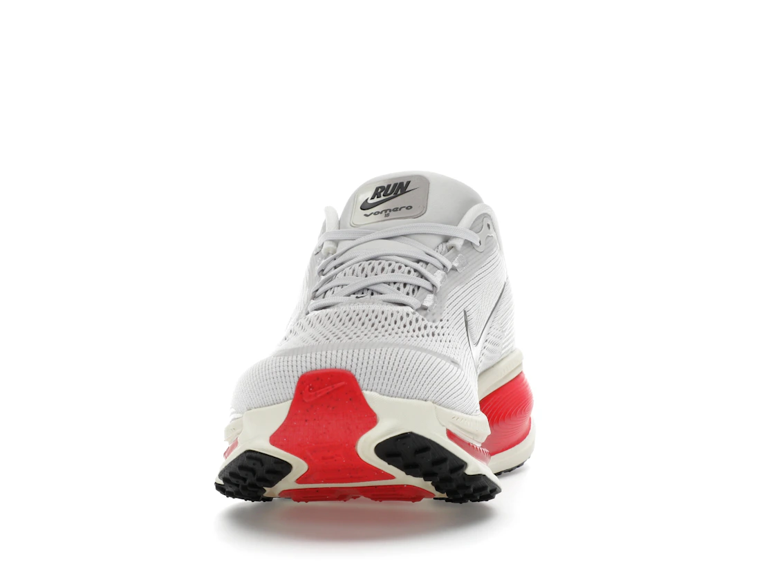 Vue 11 de Nike Vomero 18 Platinum Tint Siren Red Light Smoke Grey Metallic Pewter
