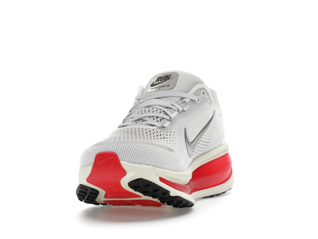 Vue 12 de Nike Vomero 18 Platinum Tint Siren Red Light Smoke Grey Metallic Pewter