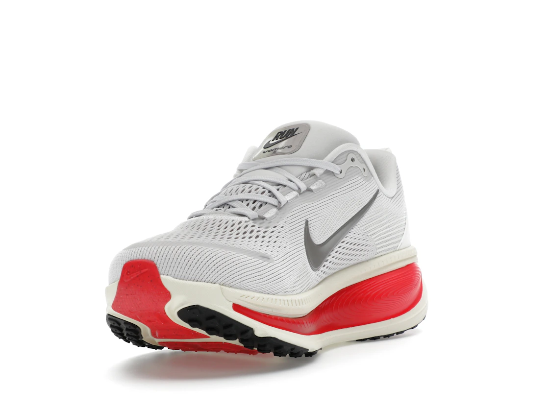 Vue 13 de Nike Vomero 18 Platinum Tint Siren Red Light Smoke Grey Metallic Pewter