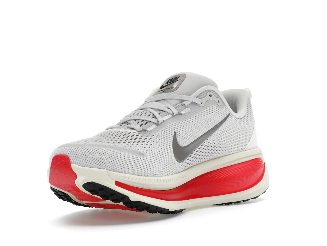 Vue 14 de Nike Vomero 18 Platinum Tint Siren Red Light Smoke Grey Metallic Pewter
