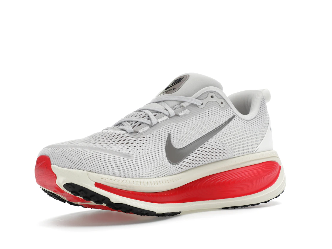 Vue 15 de Nike Vomero 18 Platinum Tint Siren Red Light Smoke Grey Metallic Pewter