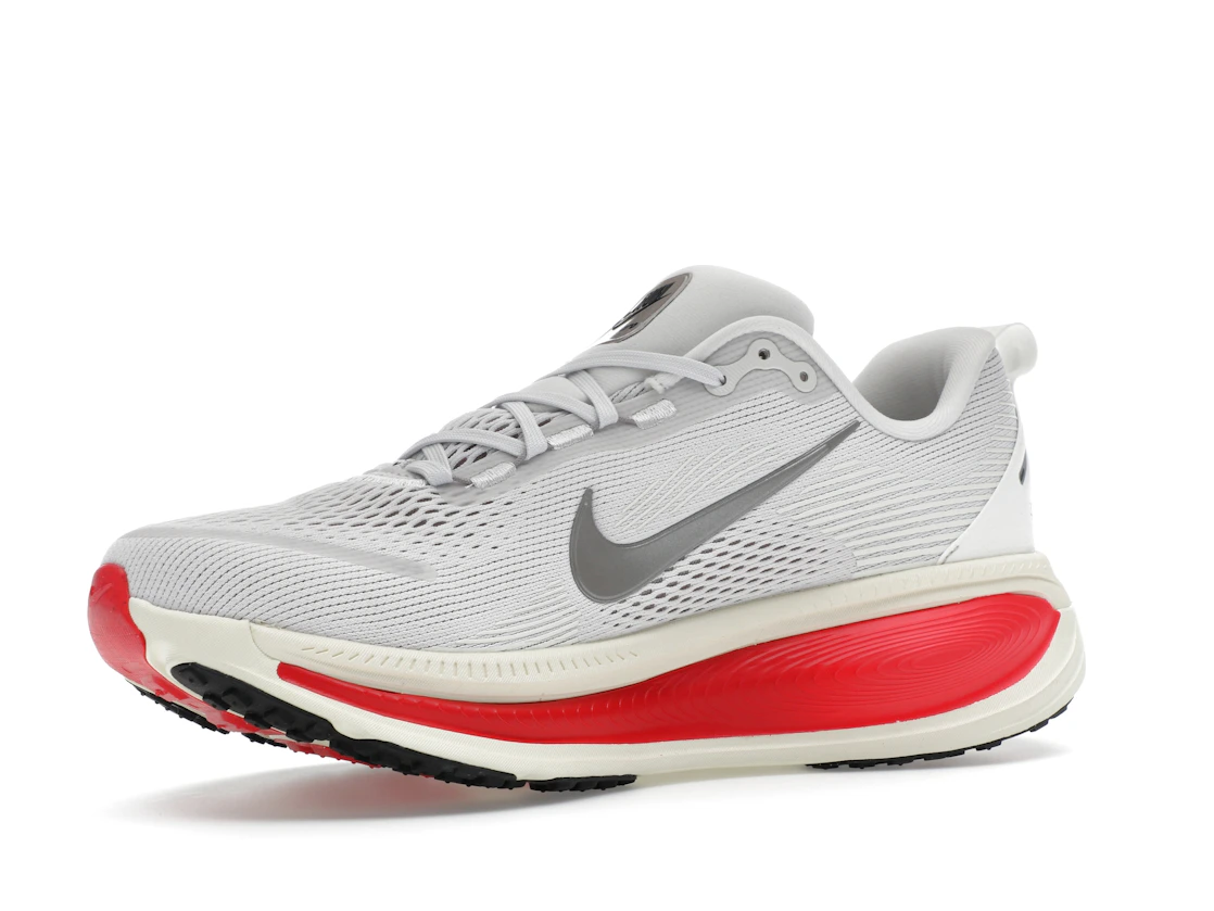 Vue 16 de Nike Vomero 18 Platinum Tint Siren Red Light Smoke Grey Metallic Pewter