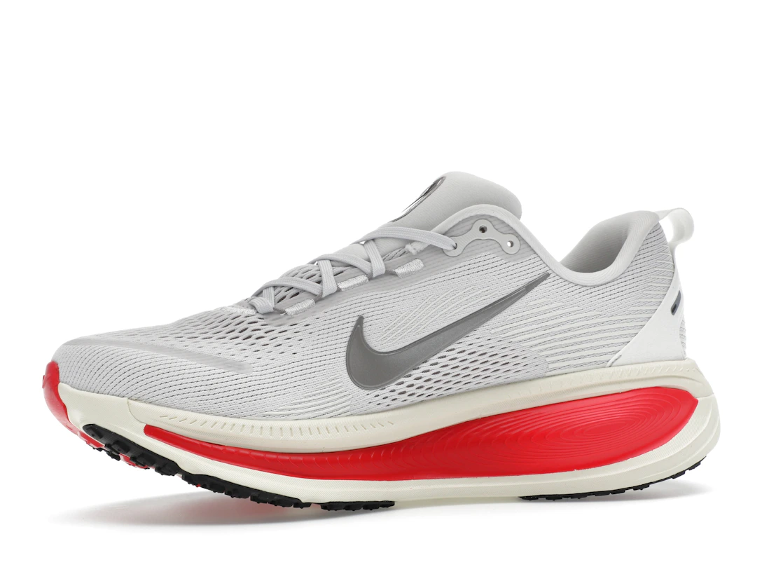 Vue 17 de Nike Vomero 18 Platinum Tint Siren Red Light Smoke Grey Metallic Pewter