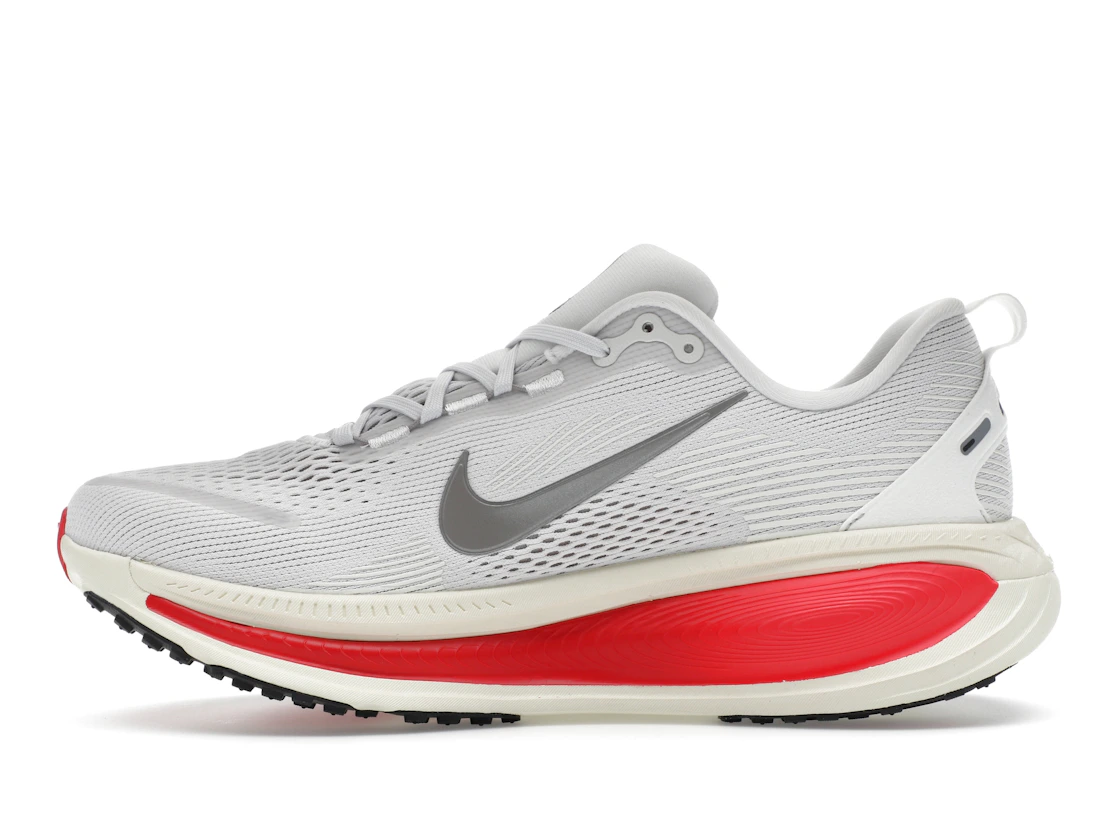 Vue 19 de Nike Vomero 18 Platinum Tint Siren Red Light Smoke Grey Metallic Pewter