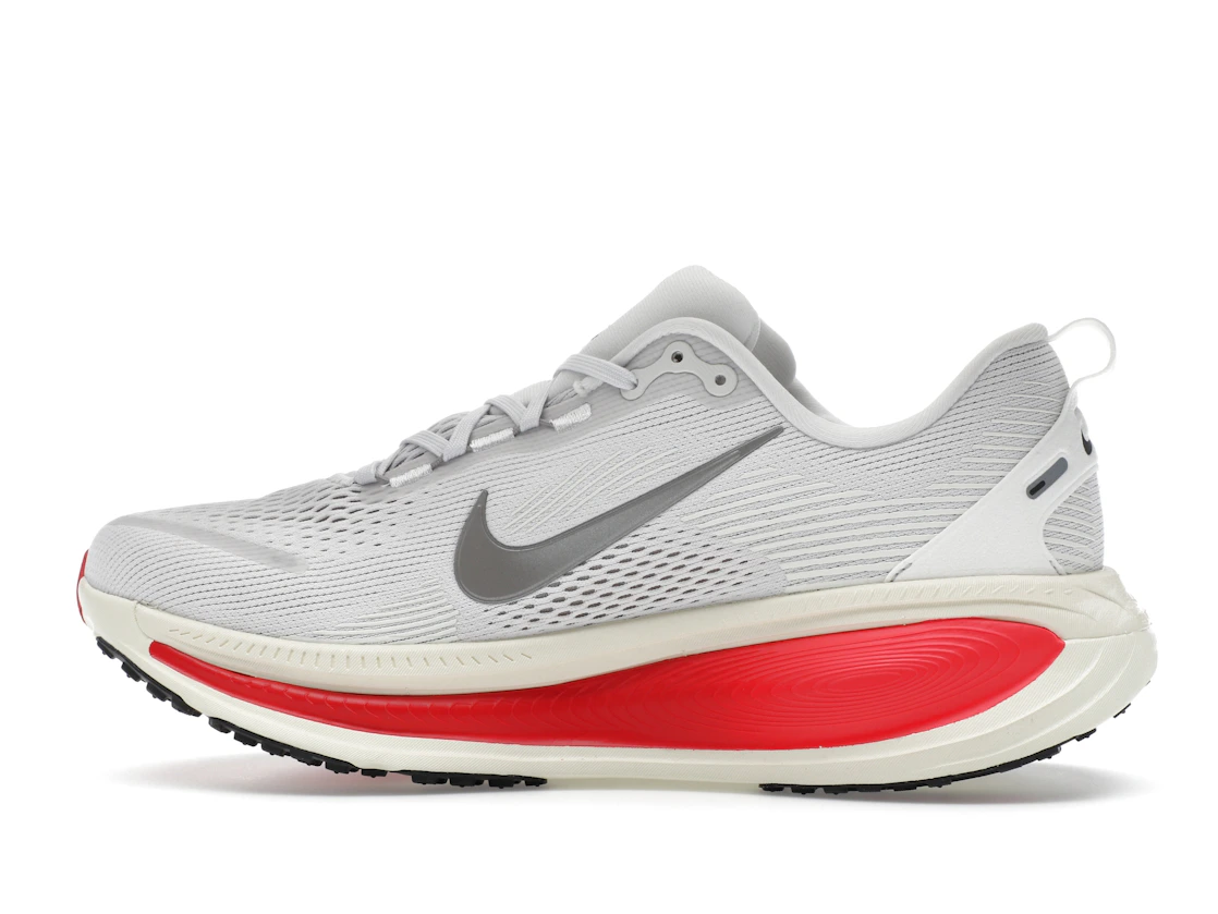 Vue 20 de Nike Vomero 18 Platinum Tint Siren Red Light Smoke Grey Metallic Pewter