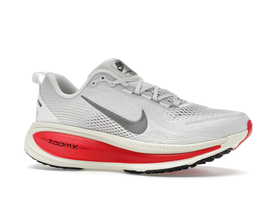 Vue 3 de Nike Vomero 18 Platinum Tint Siren Red Light Smoke Grey Metallic Pewter