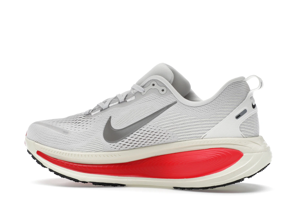 Vue 21 de Nike Vomero 18 Platinum Tint Siren Red Light Smoke Grey Metallic Pewter